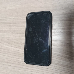 Téléphone portable écran fissuré